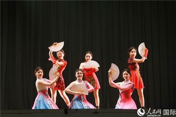 燈光秀匯演現(xiàn)場節(jié)目精彩紛呈。人民網(wǎng)記者 陳海琪攝