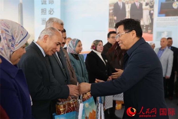 中建埃及分公司董事長常偉才為埃及師生發(fā)放新年禮包。人民網(wǎng)記者 黃培昭攝