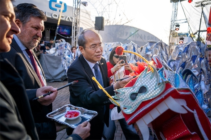 中國(guó)駐希臘大使館大使肖軍正與希方嘉賓為舞龍點(diǎn)睛?！吨邢r(shí)報(bào)》供圖