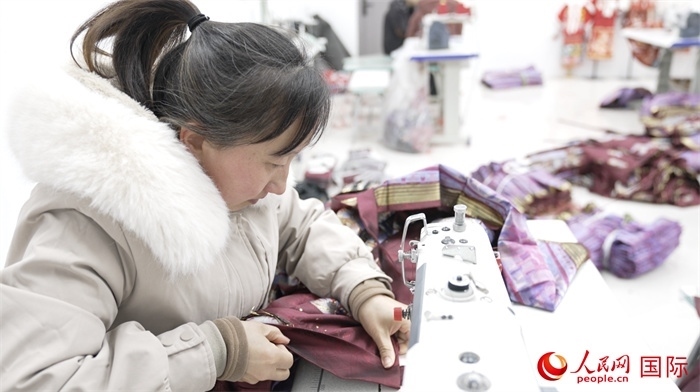 1月24日，在山東省菏澤市曹縣大集鎮(zhèn)云牧服飾有限公司，高燕正在縫制馬面裙。 人民網(wǎng)記者 袁蒙攝