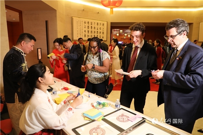 圖為美國民眾體驗(yàn)中國春節(jié)民俗。人民網(wǎng)記者 李志偉攝