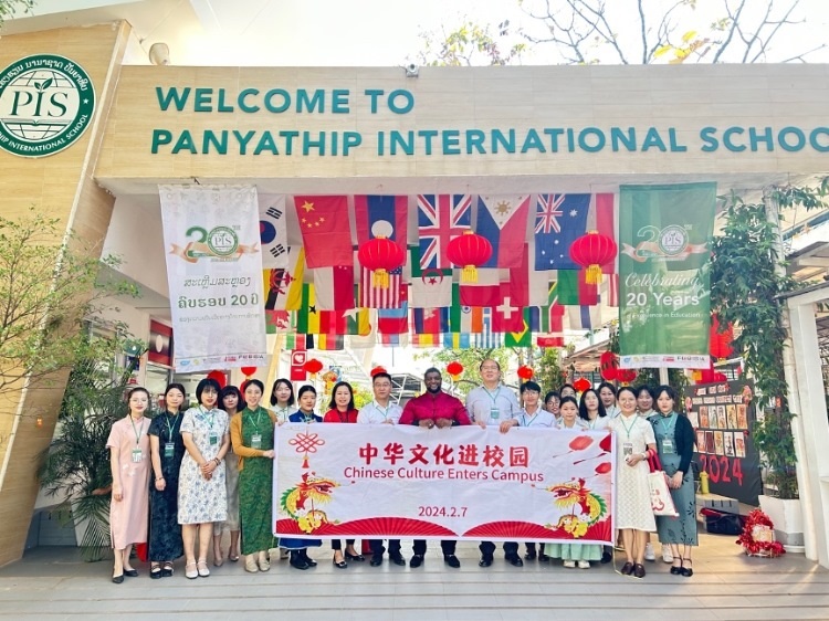 駐老撾使館政治處主任杜長青與白云碧國際學(xué)校校方、參會(huì)志愿者教師合影?；顒?dòng)主辦方供圖