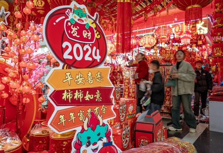 1月11日，顧客在昆明新螺螄灣國(guó)際商貿(mào)城選購(gòu)節(jié)日飾品。新華社記者 陳欣波 攝