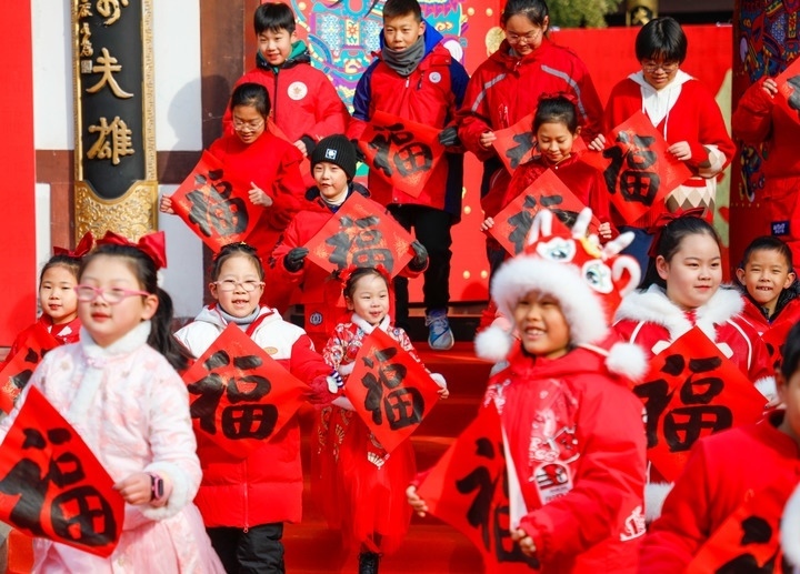 2月2日，小朋友在濟(jì)南五龍?zhí)毒皡^(qū)參加送福字活動(dòng)。新華社發(fā)（徐舟攝）