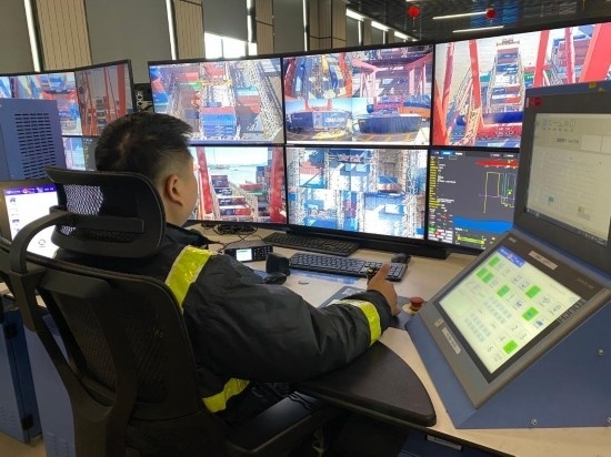 圖為寧波舟山港梅山港區(qū)遠(yuǎn)控操作室內(nèi)，橋吊司機在遠(yuǎn)程控制橋吊裝卸。新華社記者魏一駿 攝