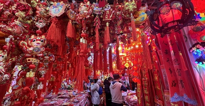 1月19日，市民在北京一商場(chǎng)內(nèi)選購(gòu)春節(jié)裝飾品。新華社記者李欣攝