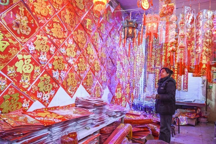 1月21日，在山西省晉中市平遙縣一家市場(chǎng)，市民在選購(gòu)年貨。新華社發(fā)（梁生仁攝）