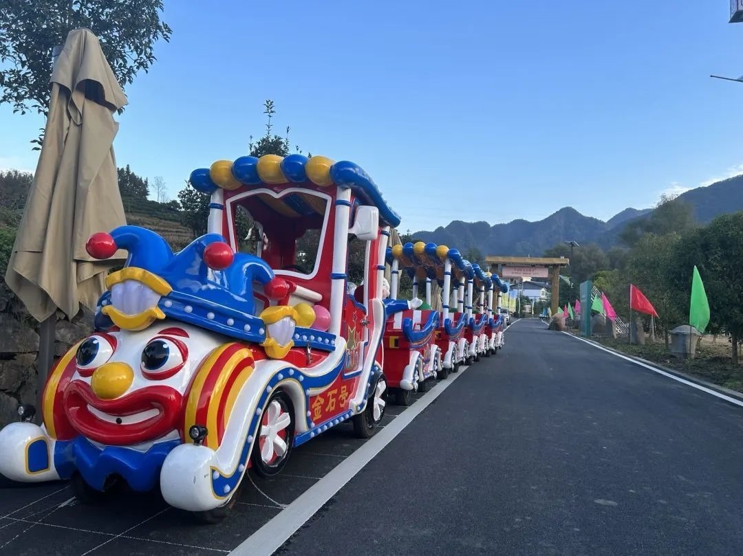 2023年10月，金石村集體出資購(gòu)買了兩輛無(wú)軌觀光小火車。紫陽(yáng)縣融媒體中心供圖