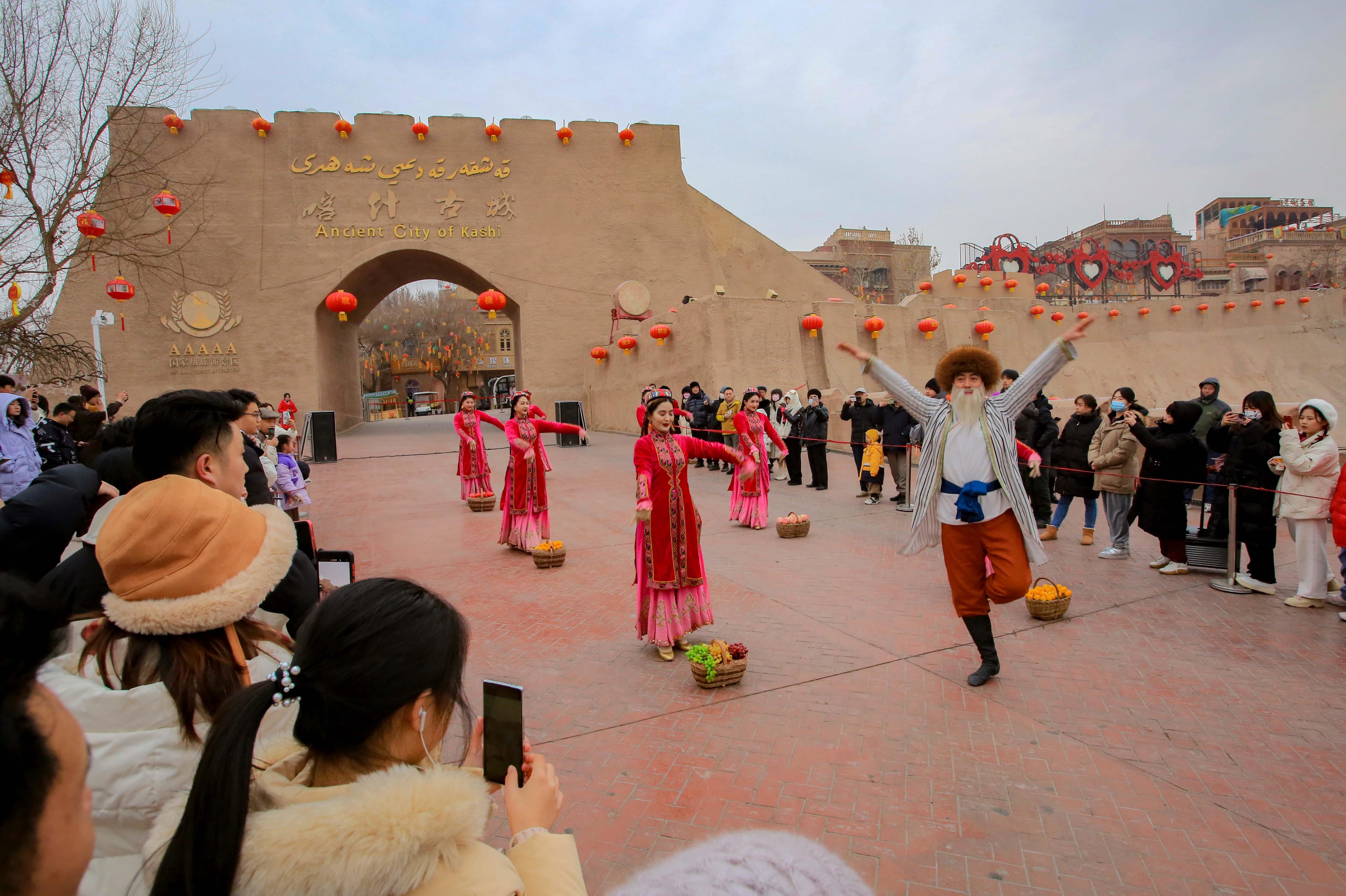 △2024年2月4日，演員在新疆喀什古城入城儀式上表演舞蹈。