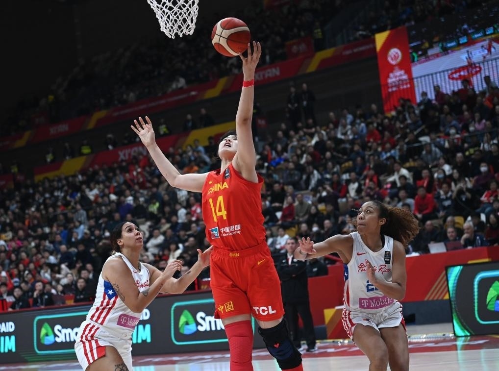 2月11日，中國(guó)隊(duì)球員李月汝（中）在比賽中上籃。新華社記者 李一博 攝