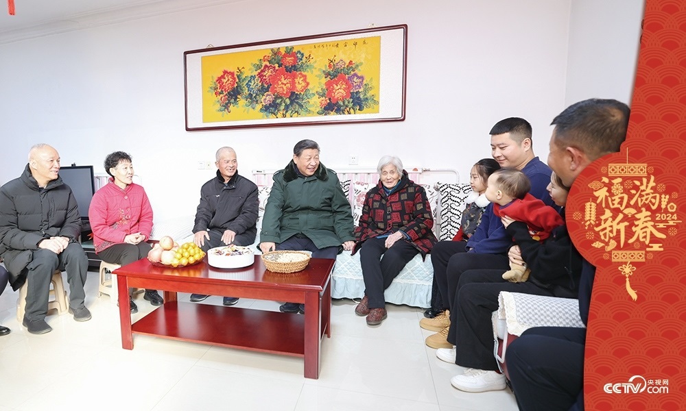 2024年2月1日，習(xí)近平總書記在天津市西青區(qū)辛口鎮(zhèn)第六埠村考察時，同村民杜洪剛一家人親切拉家常。