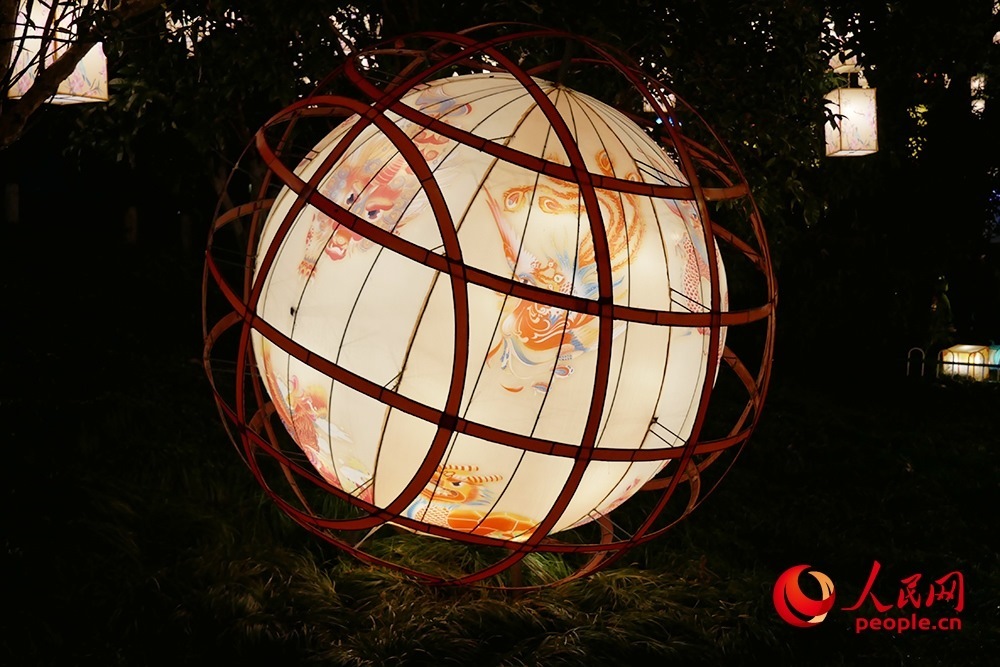 白鷺洲公園展出的燈彩作品。人民網(wǎng)記者 韋衍行攝