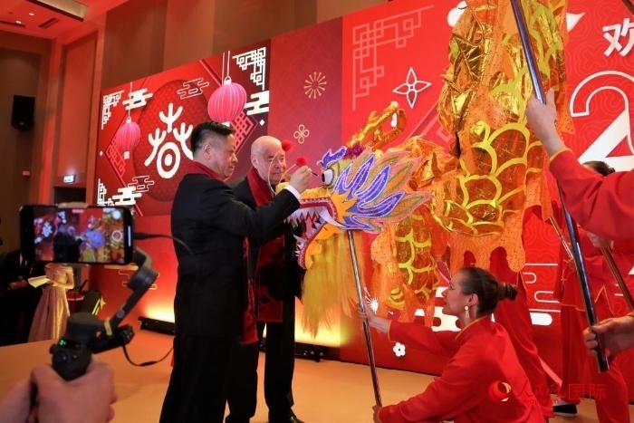 張漢暉（左）、施威特科（右）共同為彩龍點(diǎn)睛。于子恒攝