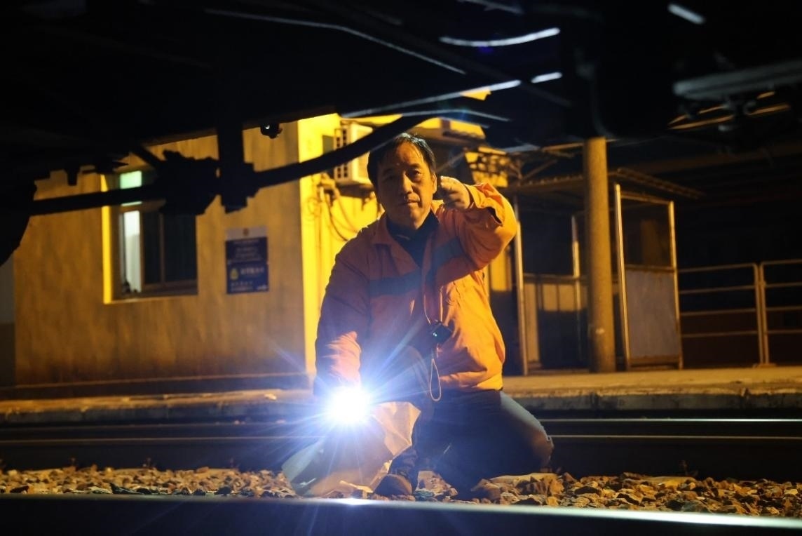 凌晨2點(diǎn)，李金饒正在檢查關(guān)門(mén)車(chē)。陸佳駿攝