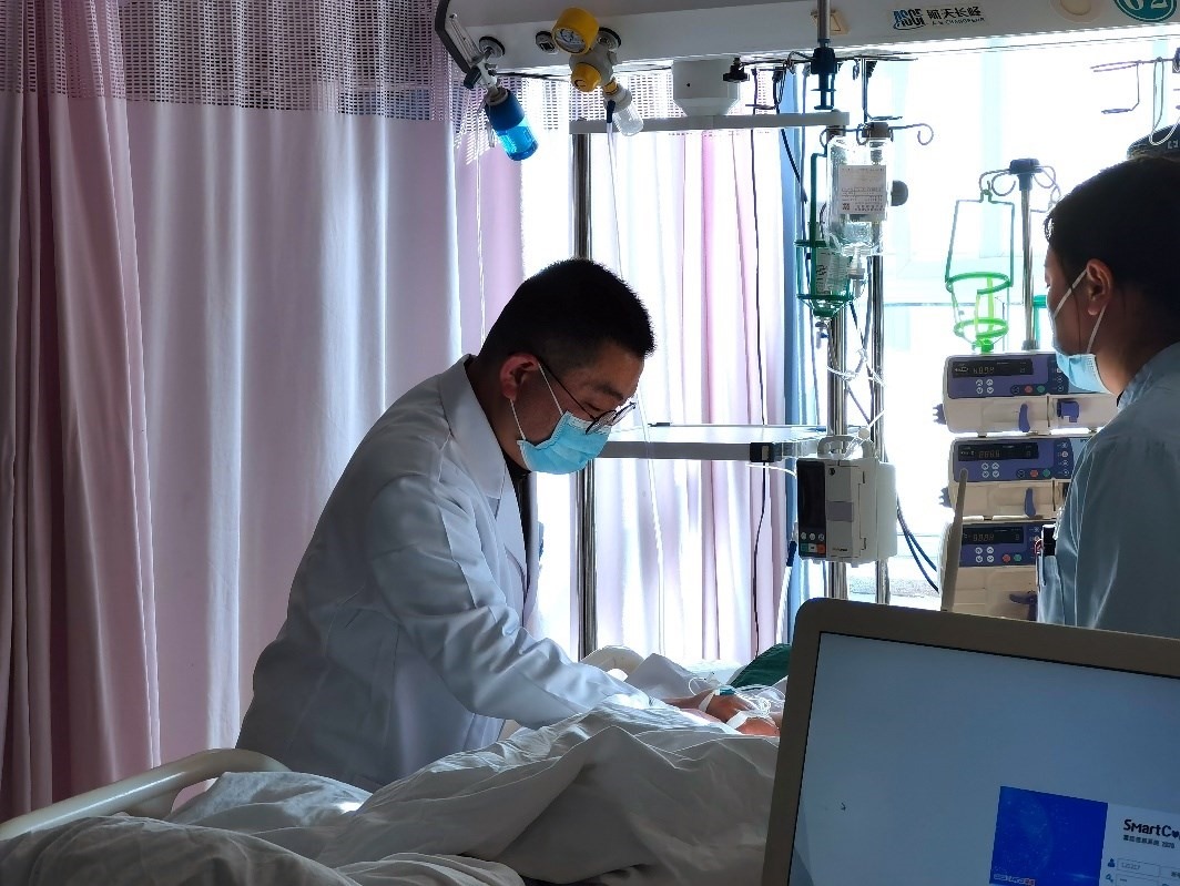 徐晉偉正在觀察患者體征。人民網(wǎng)記者 栗翹楚攝