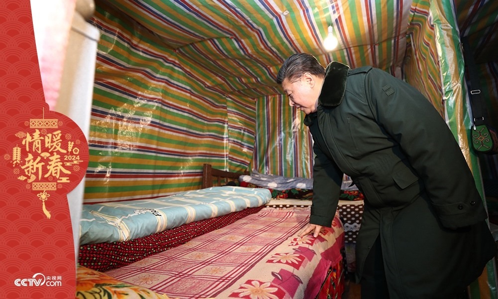 2018年2月11日，習(xí)近平總書記在四川三河村貧困戶吉好也求家中看望。