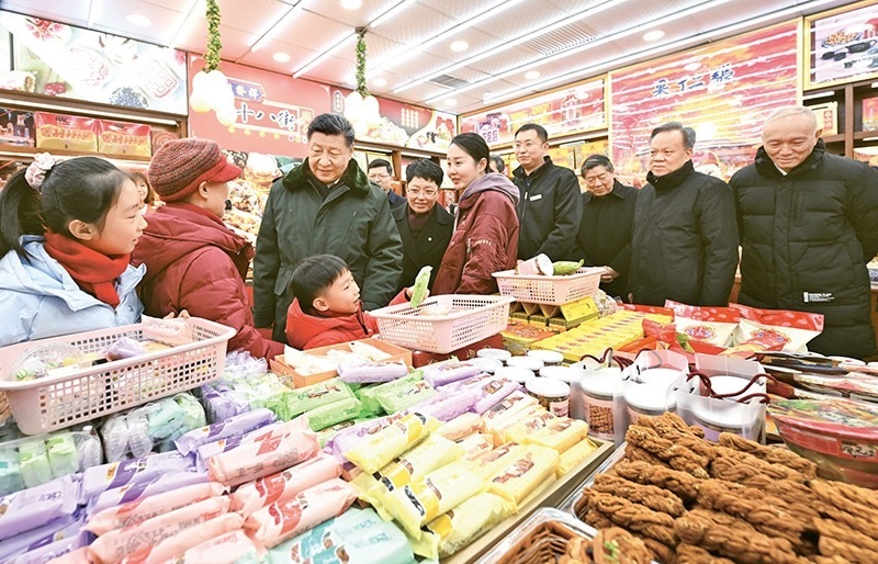 2024年2月1日至2日，中共中央總書記、國(guó)家主席、中央軍委主席習(xí)近平來(lái)到天津，看望慰問(wèn)基層干部群眾。這是1日下午，習(xí)近平在天津古文化街考察時(shí)，走進(jìn)店鋪同現(xiàn)場(chǎng)群眾互動(dòng)交流。 新華社記者 謝環(huán)馳/攝