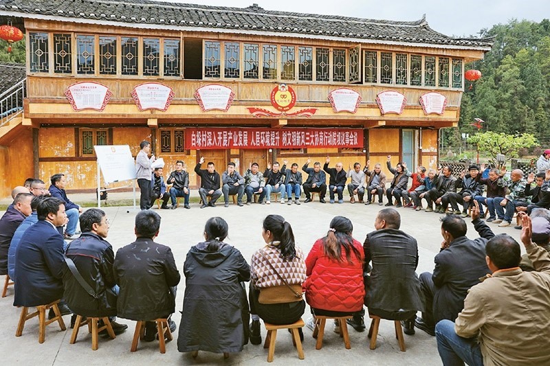 圖為2023年4月6日，貴州省黔東南苗族侗族自治州施秉縣白垛鄉(xiāng)白垛村村民在討論產(chǎn)業(yè)發(fā)展、人居環(huán)境提升、鄉(xiāng)村文明建設(shè)相關(guān)事宜。 人民圖片 磨桂賓/攝