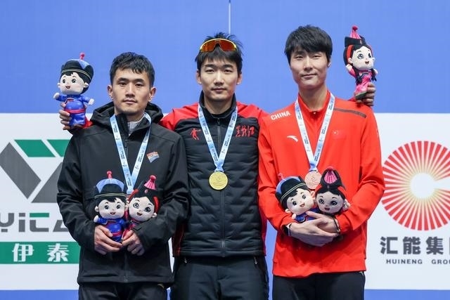 1月12日，“十四冬”速度滑冰（公開組）男子500米比賽，冠軍黑龍江隊(duì)選手高亭宇（中）、亞軍遼寧隊(duì)選手楊濤（左）、季軍河北隊(duì)選手李添龍?jiān)陬C獎(jiǎng)儀式上合影。新華社記者 王楷焱 攝