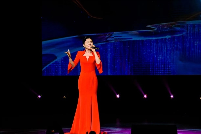 女高音歌唱家陳思思演唱《但愿人長(zhǎng)久》。趙 靖攝