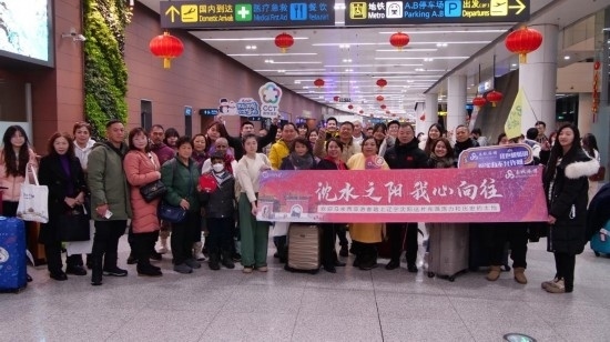 2月11日，一批馬來西亞游客抵達(dá)沈陽桃仙國(guó)際機(jī)場(chǎng)。新華社發(fā)