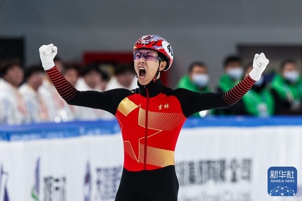 吉林隊選手孫龍沖線后慶祝勝利。新華社記者 李博 攝