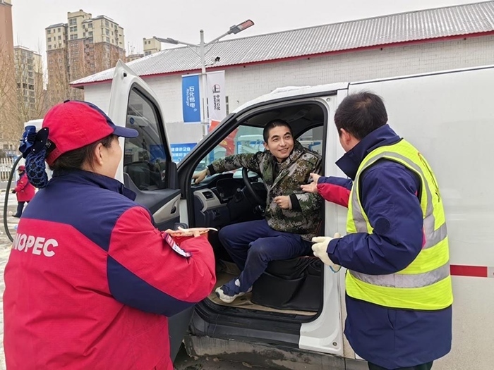 加能站員工為雪天到站充電的司機(jī)送來泡面并邀請(qǐng)他到站里休息。受訪者供圖