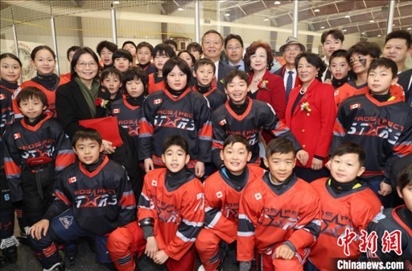 當(dāng)?shù)貢r(shí)間2月17日晚，青少年冰上春晚在加拿大多倫多舉行。圖為中國(guó)駐多倫多總領(lǐng)事羅偉東和主辦方代表、與會(huì)嘉賓與“未來(lái)之星”冰球隊(duì)華裔少年冰球手們合影。 中新社記者 余瑞冬 攝