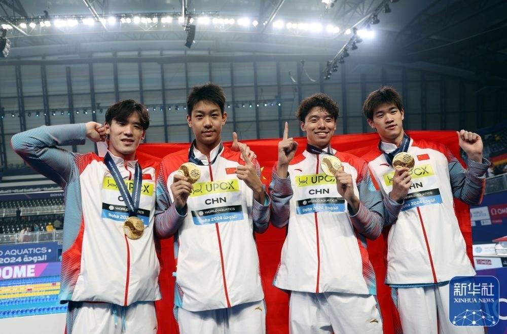 2月11日，2024年多哈游泳世錦賽男子4×100米自由泳接力決賽，中國隊選手王浩宇、張展碩、季新杰和潘展樂（從左到右）在頒獎儀式后合影慶祝。新華社記者 雒圓 攝