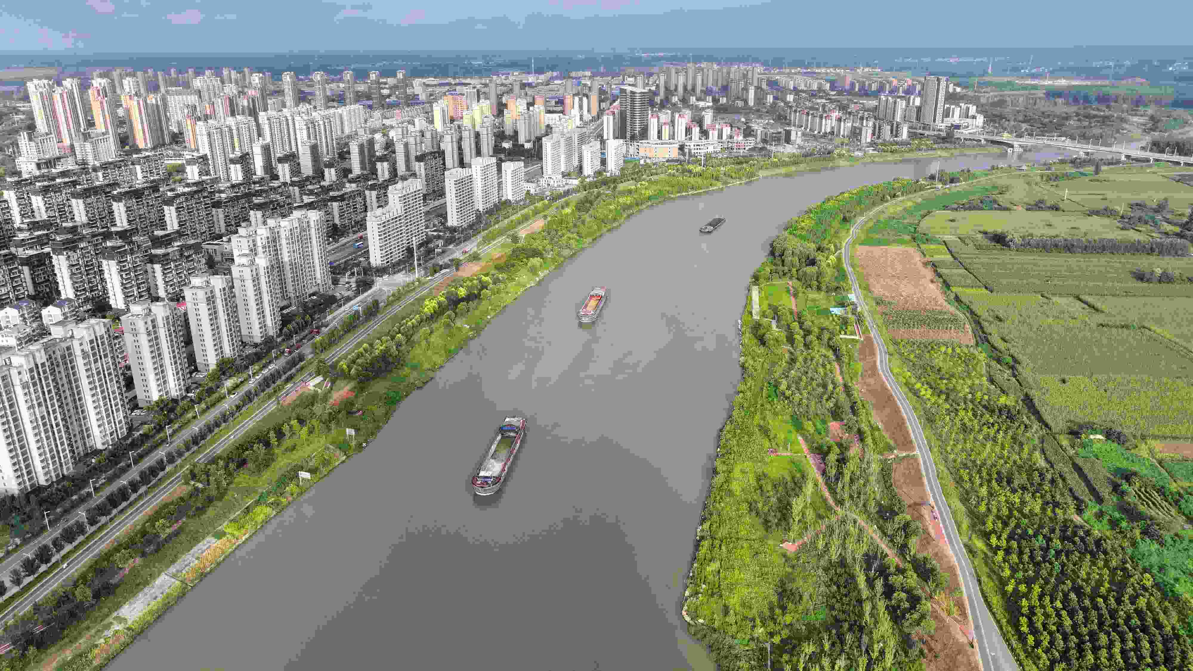 △ 2023年8月21日，安徽阜陽，初秋時節(jié)，界首城市建設(shè)與沙潁河水系、橋梁和綠植相映襯，構(gòu)成一幅生態(tài)宜居的美麗畫卷。