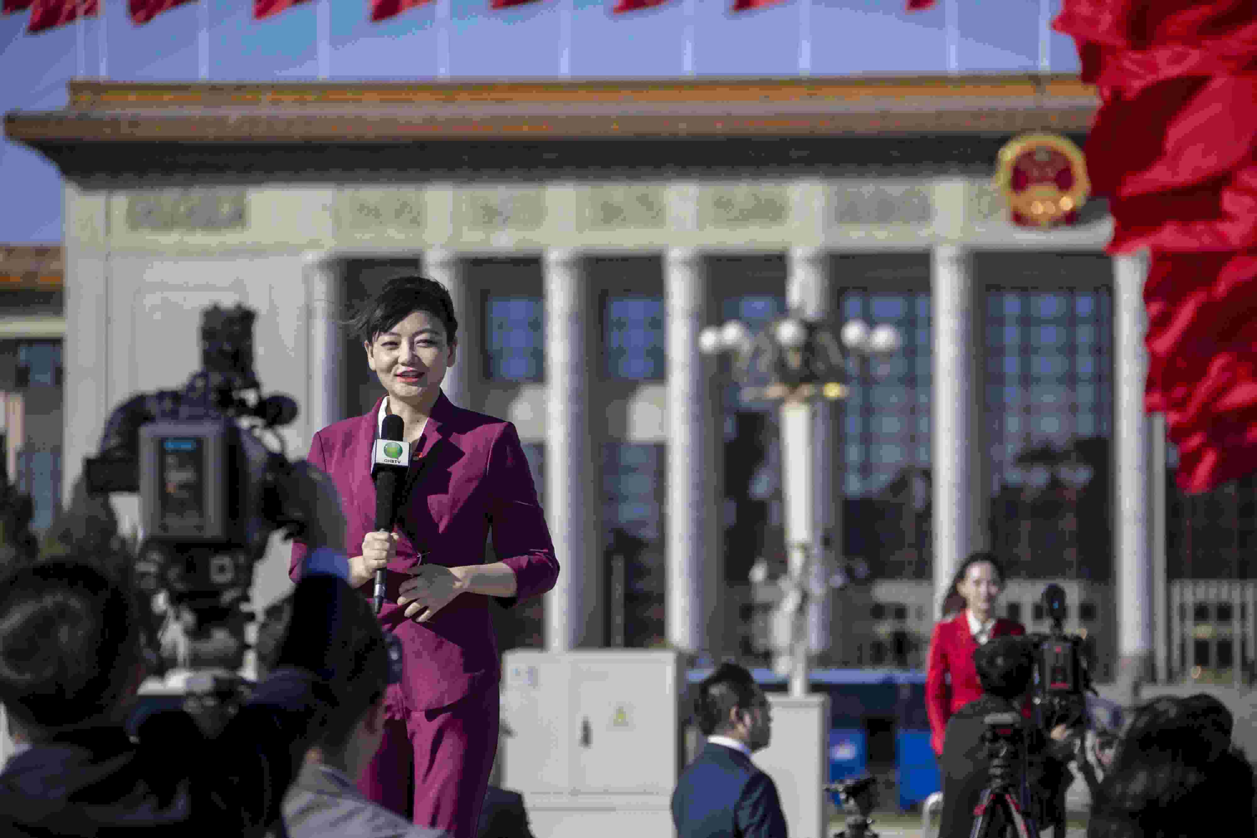 △ 2022年10月22日，北京人民大會(huì)堂，中國共產(chǎn)黨第二十次全國代表大會(huì)勝利閉幕，媒體記者戶外進(jìn)行現(xiàn)場報(bào)道。