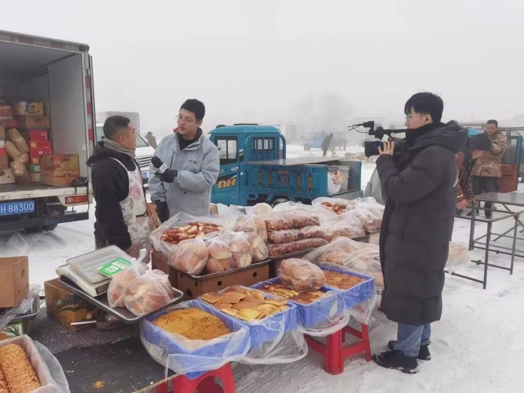 △ 2024年1月1日，在中央廣播電視總臺(tái)中央電視臺(tái)《新年新愿》報(bào)道中，遼寧營口鲅魚圈區(qū)大集賣餅干的小哥憨態(tài)可掬的表情、生機(jī)勃勃的臉龐、充滿煙火氣的新年愿望，讓他火爆出圈。