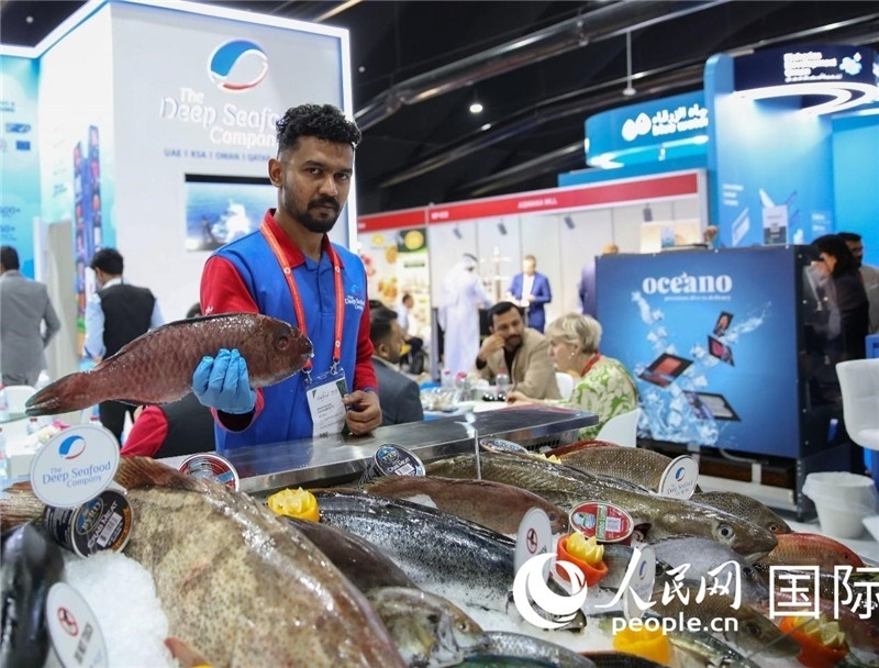 海灣食品展上，一位展商在展示海產(chǎn)品。人民網(wǎng) 塔里克·易卜拉欣攝