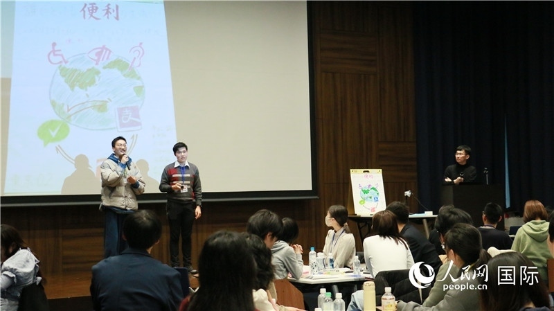 學(xué)生們發(fā)表小組討論成果。人民網(wǎng) 許可攝