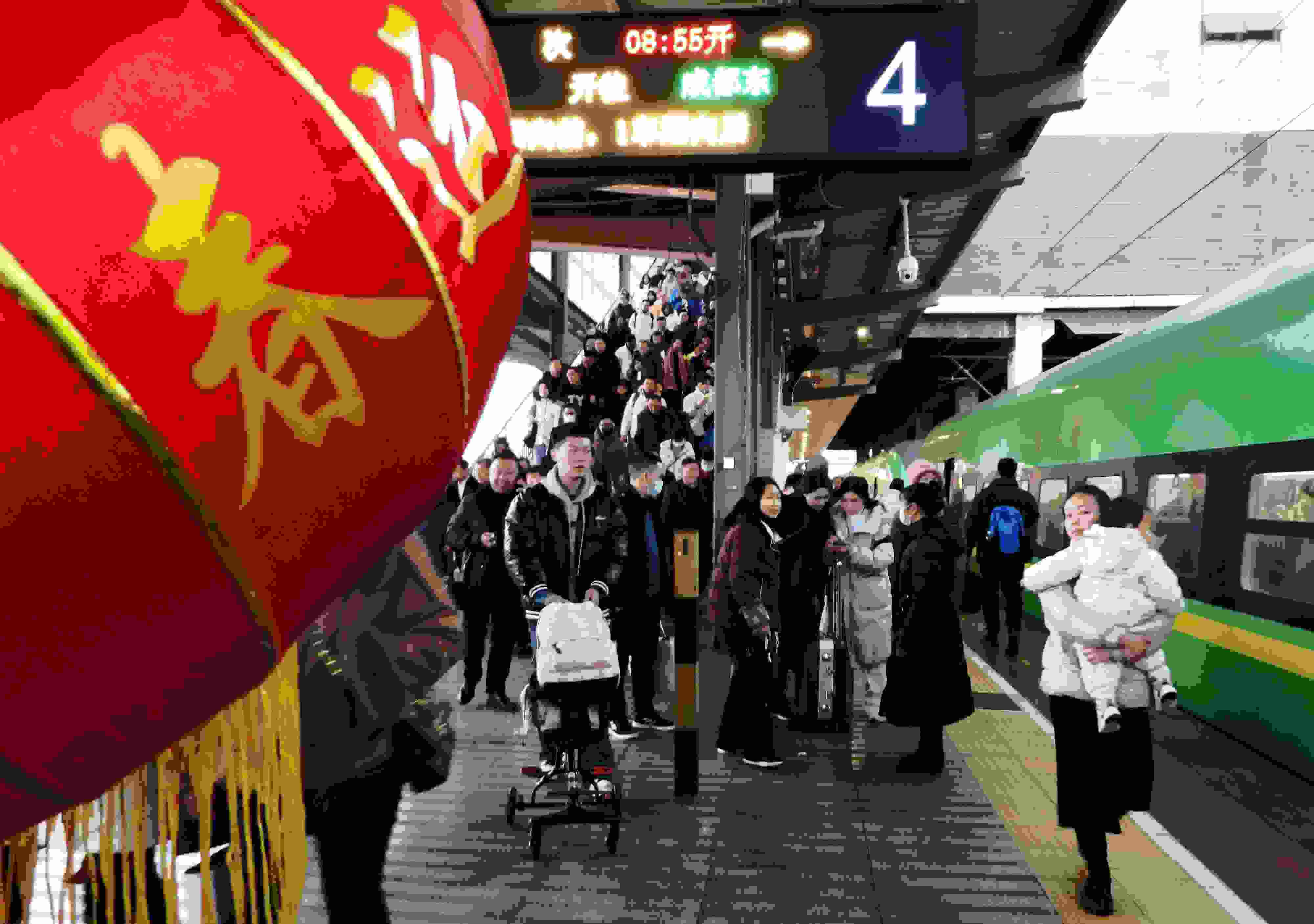 △ 2024年1月26日，四川省達(dá)州市車(chē)站，準(zhǔn)備乘坐“復(fù)興號(hào)”動(dòng)車(chē)組列車(chē)出行的旅客。