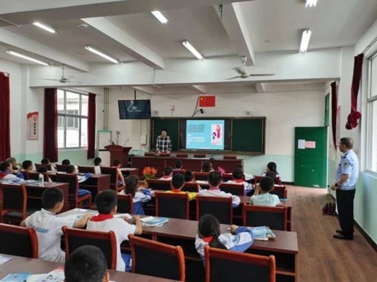 安全知識(shí)宣傳進(jìn)校園。將樂(lè)縣農(nóng)業(yè)農(nóng)村局供圖