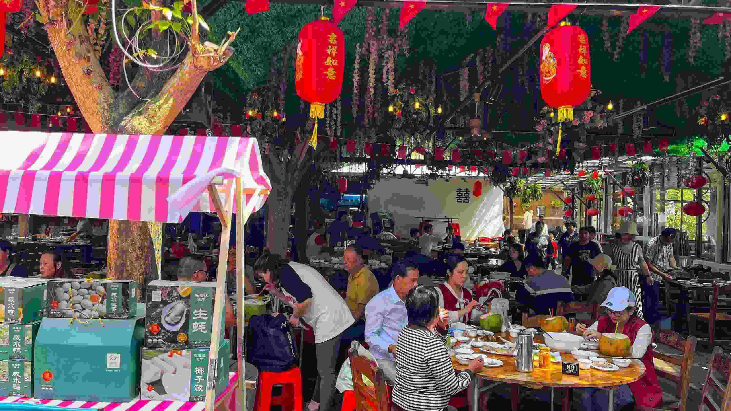 △ 2024年2月17日，春節(jié)假期最后一天，?？卩l(xiāng)村旅游持續(xù)火爆，眾多游客前往漁家樂(lè)品嘗特色海鮮和鄉(xiāng)村美食。