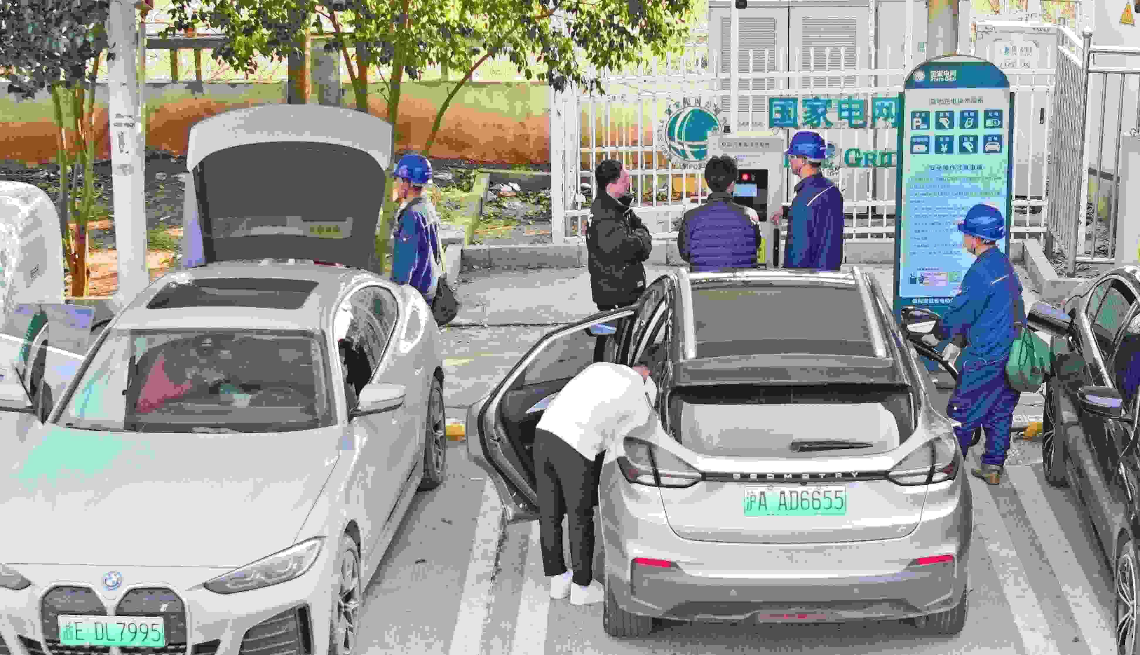 △ 2024年2月17日，安徽滁州來(lái)安縣大英鎮(zhèn)境內(nèi)的G36寧洛高速曹莊服務(wù)區(qū)，滁州市供電公司工作人員協(xié)助電動(dòng)汽車(chē)車(chē)主高效解決充電中遇到的問(wèn)題。