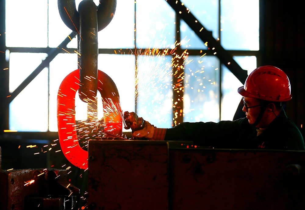 △ 2024年2月17日，青島市，即墨區(qū)靈山街道一家錨鏈企業(yè)，工人正在忙碌。