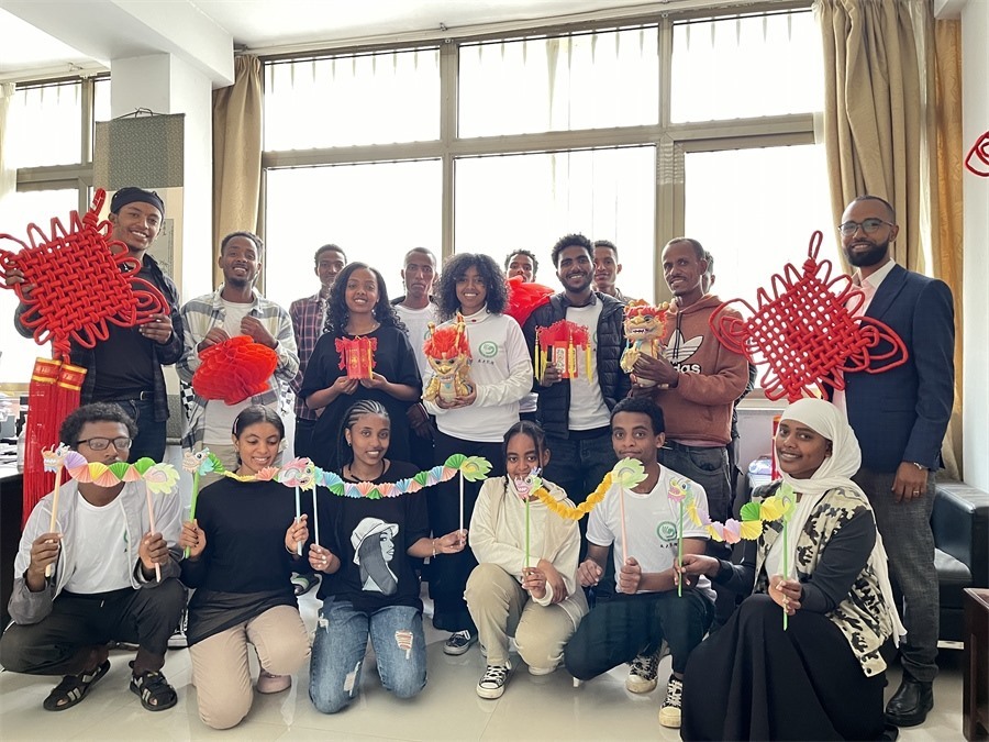 參加活動(dòng)的學(xué)生合影。亞的斯亞貝巴大學(xué)孔子學(xué)院供圖