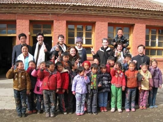 2008年，歐君廷帶領(lǐng)美國(guó)大學(xué)生到甘肅一所村辦小學(xué)訪問教課