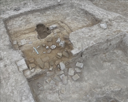 這是都蘭熱水墓群北一區(qū)M37號(hào)（“羊圈墓”）祭臺(tái)的砌磚。