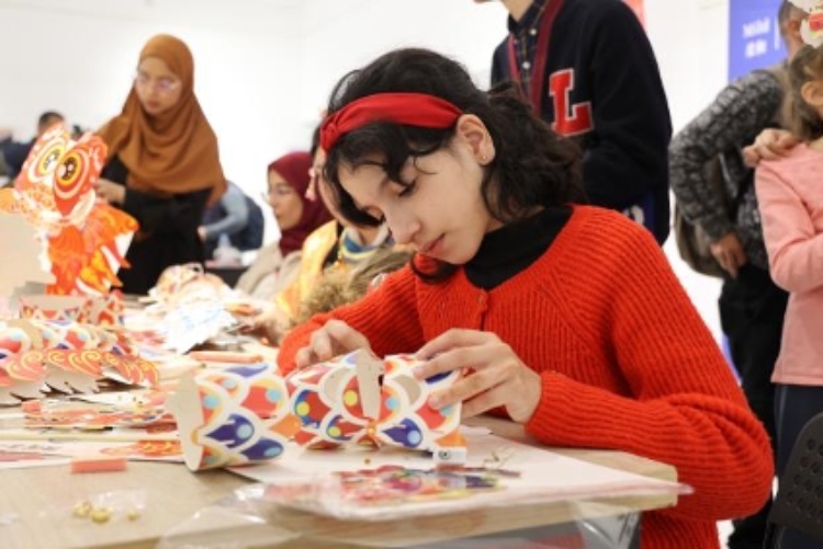參與者在制作元宵彩燈。拉巴特中國文化中心供圖