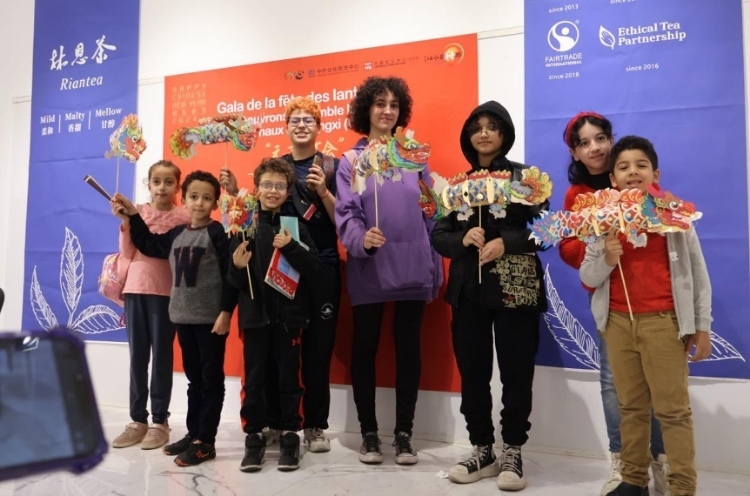 孩子們拿著元宵彩燈合影。拉巴特中國文化中心供圖