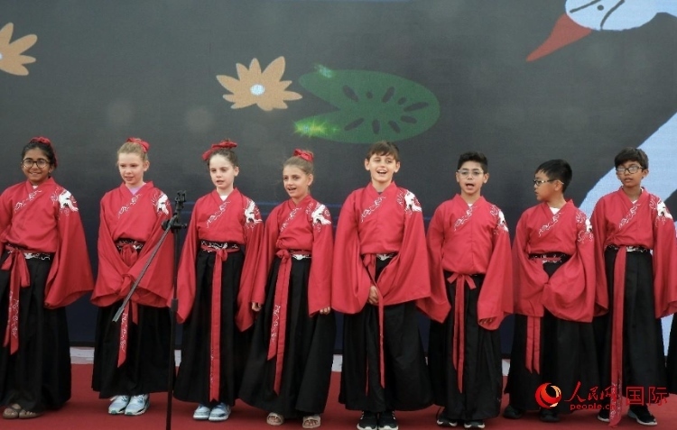 來(lái)自世界各地的小朋友一同誦讀中國(guó)古詩(shī)。人民網(wǎng) 滕婧含攝