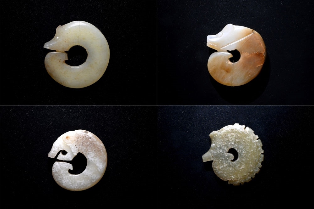 這是在殷墟博物館新館內(nèi)展出的龍形玉玦（拼版照片，1月9日攝）