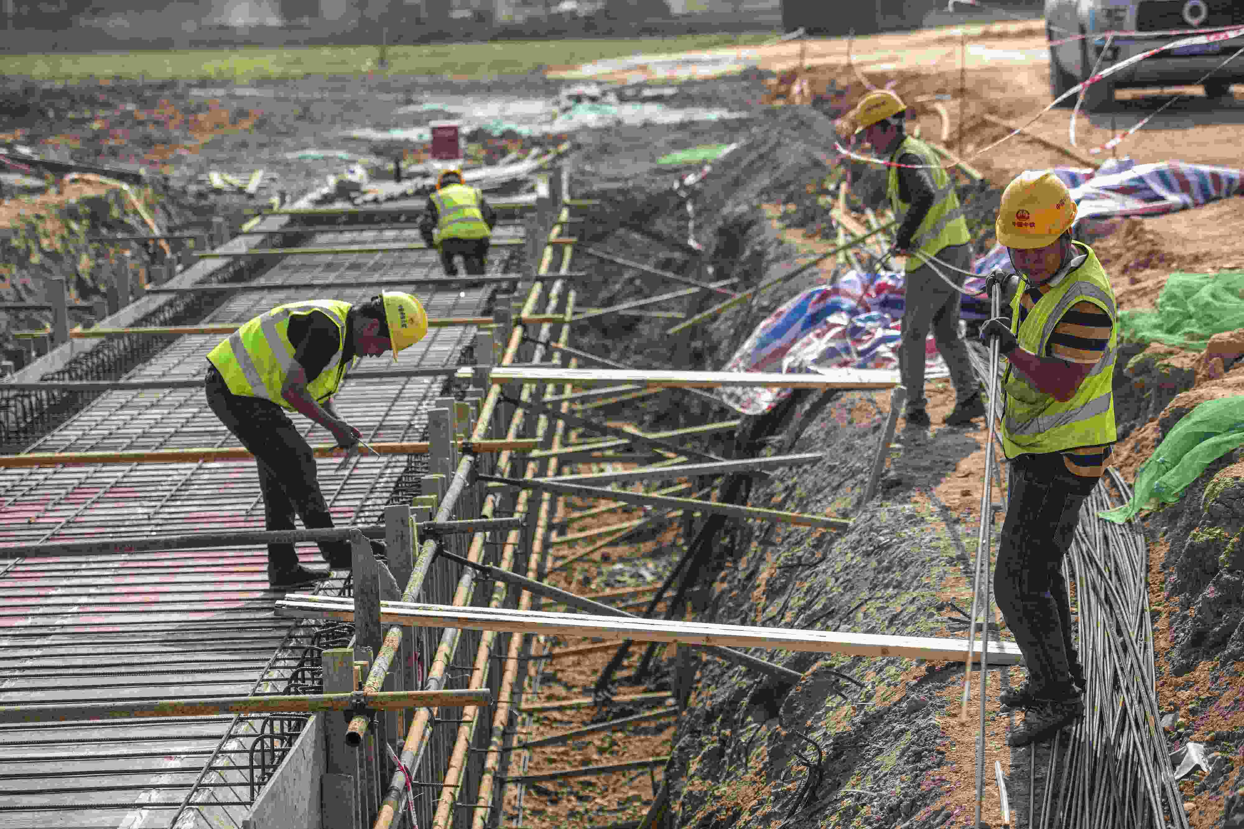 △ 2024年2月20日，海南省瓊海市，工程機(jī)械在博鰲樂(lè)城國(guó)際醫(yī)療旅游先行區(qū)康健路上加緊施工。