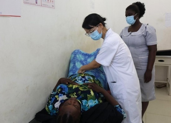 2023年2月27日，在塞拉利昂首都弗里敦，一名中國醫(yī)療隊的醫(yī)生正在為患者檢查身體。