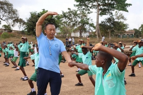 2月20日，在塞拉利昂首都弗里敦，來自塞拉利昂大學孔子學院的武術教師劉偉在為當?shù)貙W生上武術課。