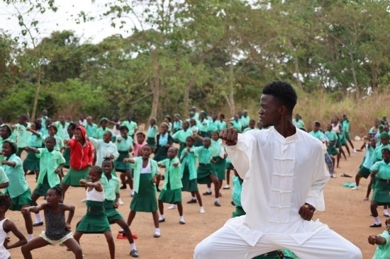 2月20日，在塞拉利昂首都弗里敦，當?shù)貙W生在上武術課。